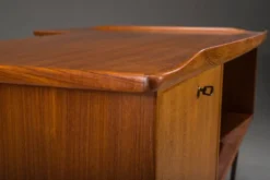 Bureau en forme de boomerang des années 60 en teck par Peter Løvig Nielsen, Danemark.