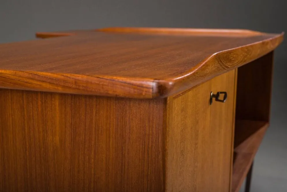 Bureau en forme de boomerang des années 60 en teck par Peter Løvig Nielsen, Danemark.