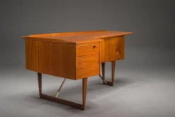Bureau en forme de boomerang des années 60 en teck par Peter Løvig Nielsen, Danemark.