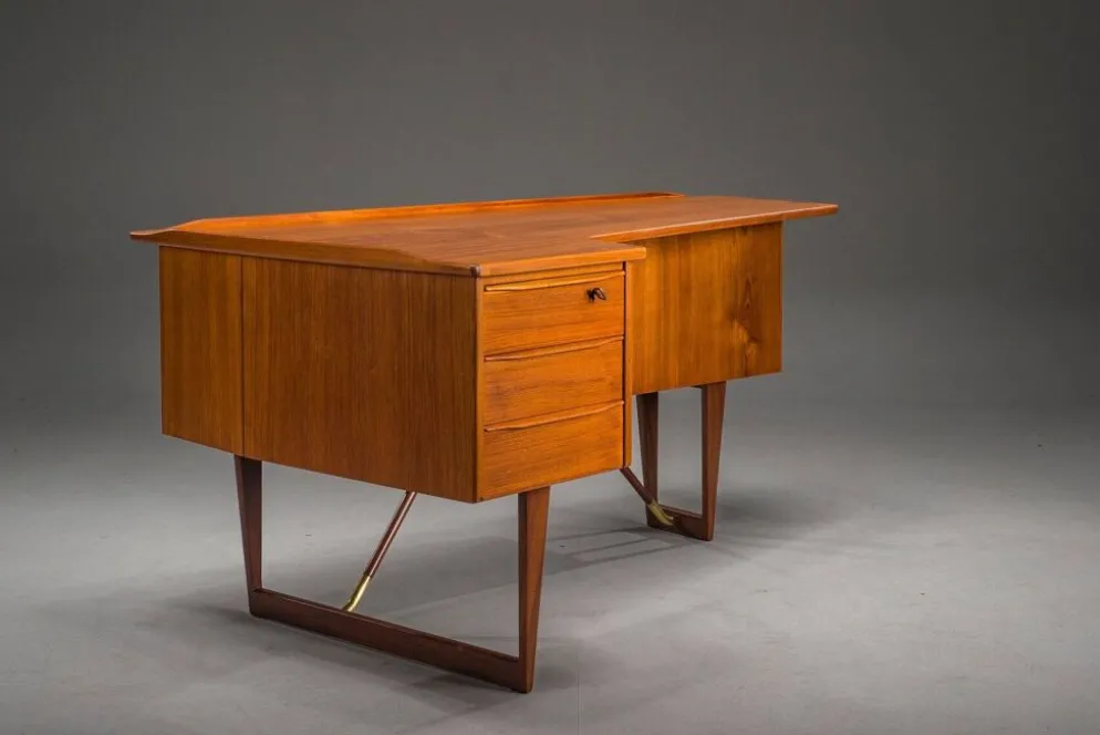 Bureau en forme de boomerang des années 60 en teck par Peter Løvig Nielsen, Danemark.
