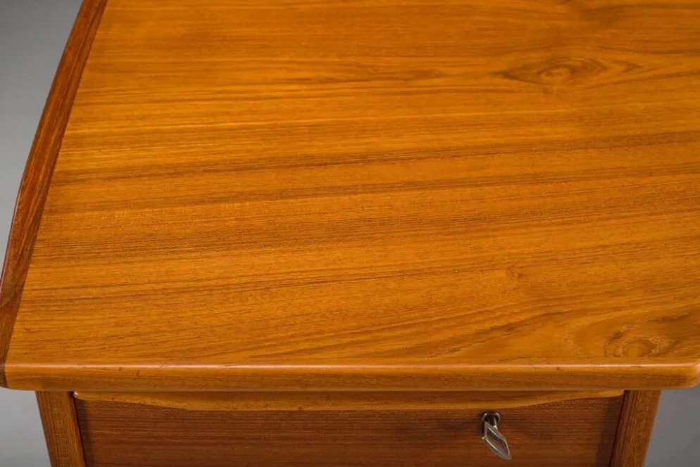 Bureau en forme de boomerang des années 60 en teck par Peter Løvig Nielsen, Danemark.