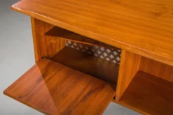 Bureau en forme de boomerang des années 60 en teck par Peter Løvig Nielsen, Danemark.