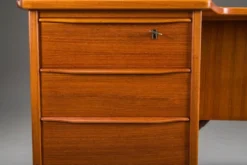 Bureau en forme de boomerang des années 60 en teck par Peter Løvig Nielsen, Danemark.