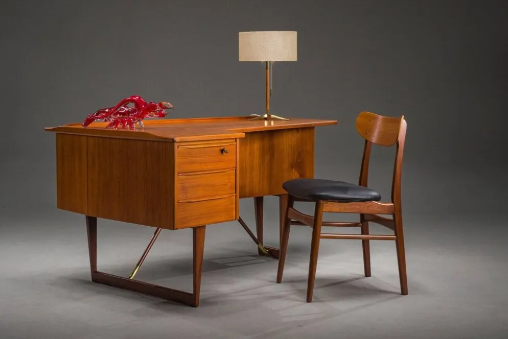 Bureau en forme de boomerang des années 60 en teck par Peter Løvig Nielsen, Danemark.