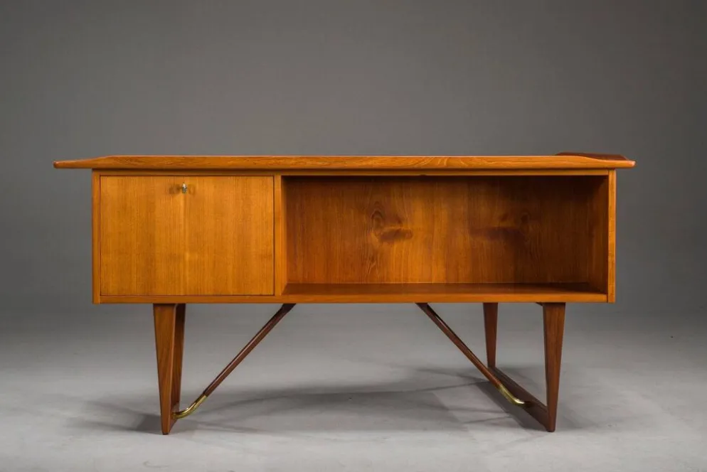 Bureau en forme de boomerang des années 60 en teck par Peter Løvig Nielsen, Danemark.