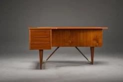 Bureau en forme de boomerang des années 60 en teck par Peter Løvig Nielsen, Danemark.