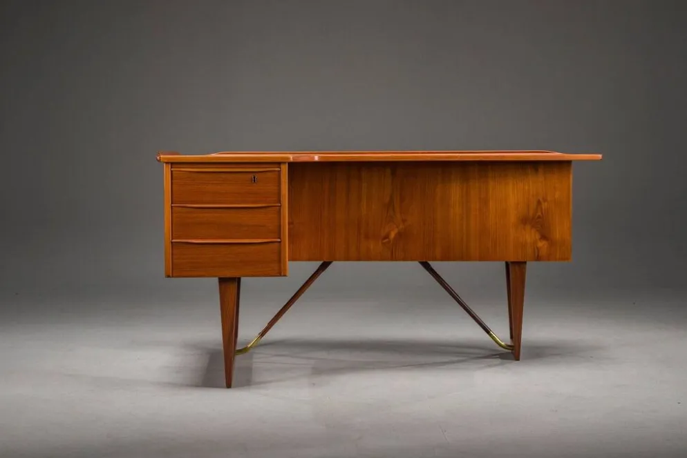 Bureau en forme de boomerang des années 60 en teck par Peter Løvig Nielsen, Danemark.