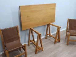 Bureau en hêtre massif avec chaises en cuir, Italie 1970