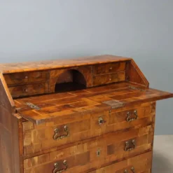 Bureau en noyer - Italie XVIIIe siècle