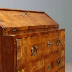 Bureau en noyer - Italie XVIIIe siècle