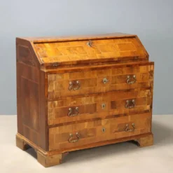 Bureau en noyer - Italie XVIIIe siècle