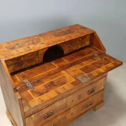 Bureau en noyer - Italie XVIIIe siècle
