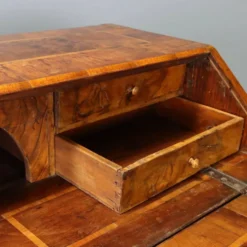 Bureau en noyer - Italie XVIIIe siècle