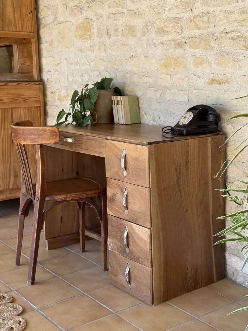Bureau en noyer massif rénové 5 tiroirs