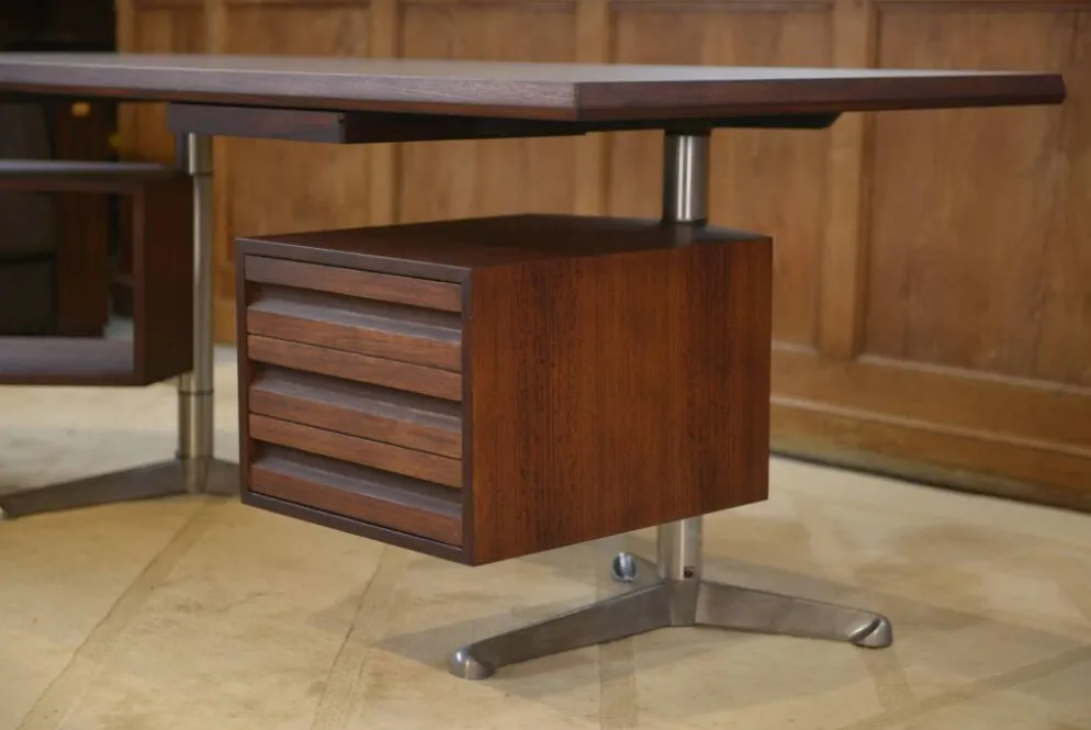 Bureau en palissandre modèle T95 par Osvaldo Borsani pour Tecno 1960’s