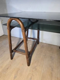 Bureau en rotin double plateau en verre fumé, années 70.