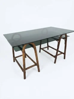 Bureau en rotin double plateau en verre fumé, années 70.