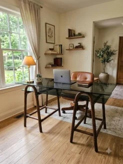 Bureau en rotin double plateau en verre fumé, années 70.