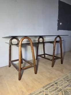 Bureau en rotin double plateau en verre fumé, années 70.