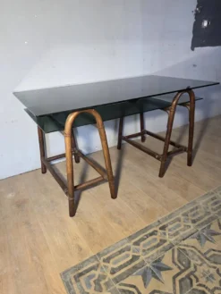 Bureau en rotin double plateau en verre fumé, années 70.