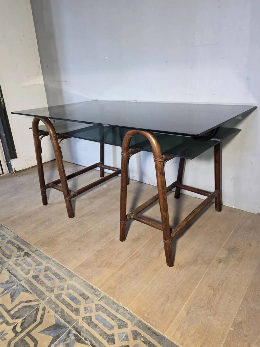 Bureau en rotin double plateau en verre fumé, années 70.