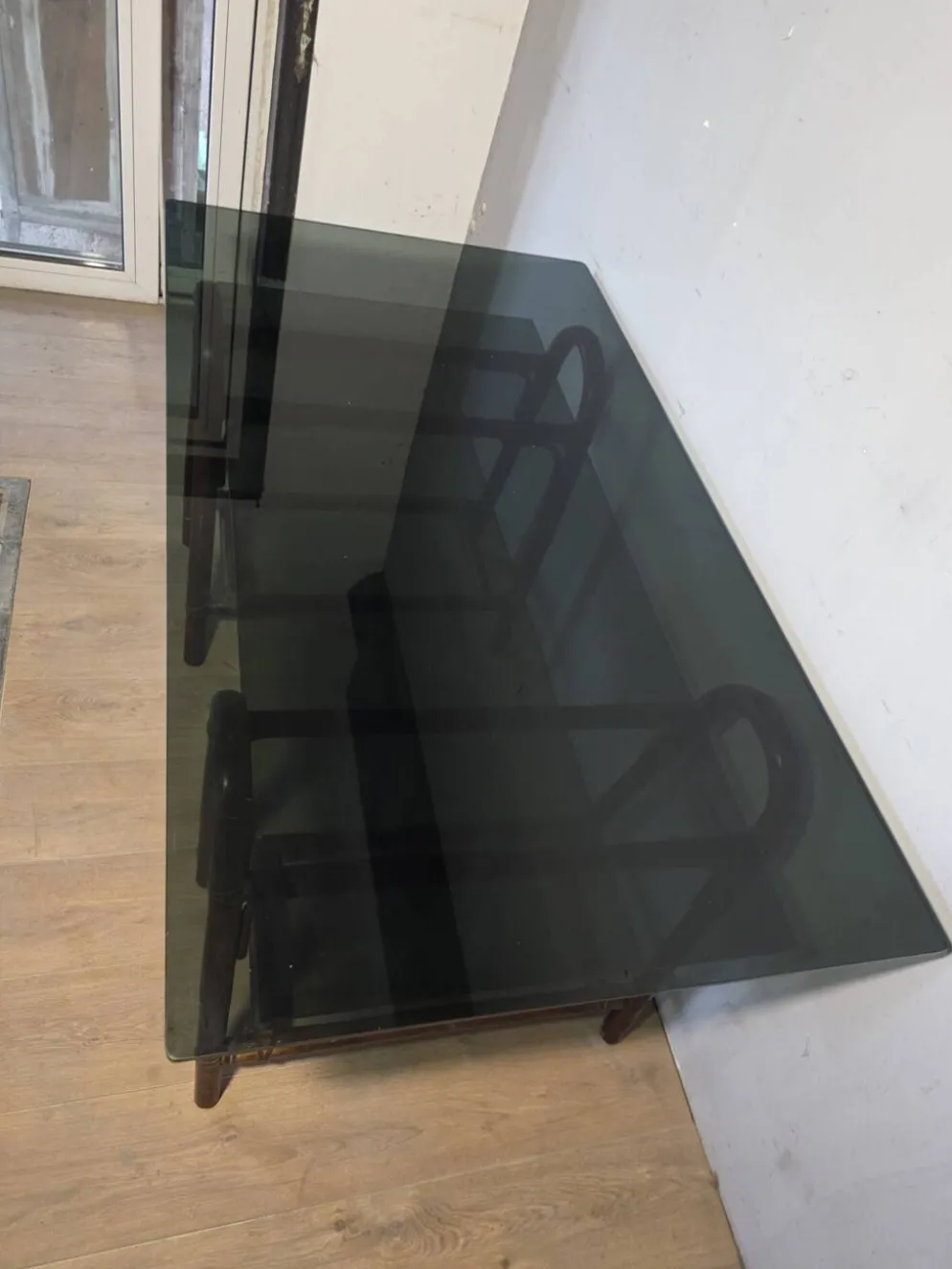 Bureau en rotin double plateau en verre fumé, années 70.