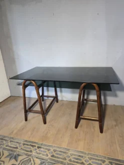 Bureau en rotin double plateau en verre fumé, années 70.