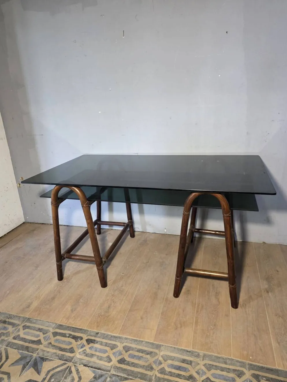 Bureau en rotin double plateau en verre fumé, années 70.
