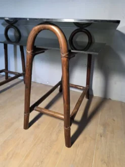 Bureau en rotin double plateau en verre fumé, années 70.