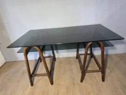 Bureau en rotin double plateau en verre fumé, années 70.
