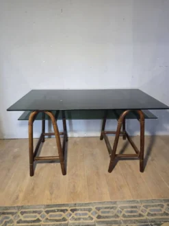 Bureau en rotin double plateau en verre fumé, années 70.