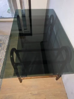 Bureau en rotin double plateau en verre fumé, années 70.