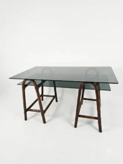 Bureau en rotin double plateau en verre fumé, années 70.