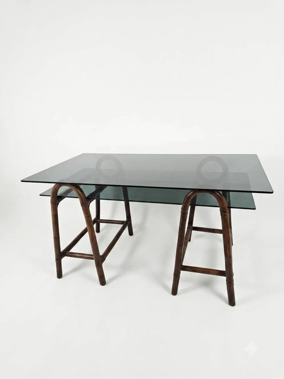 Bureau en rotin double plateau en verre fumé, années 70.