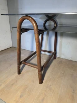 Bureau en rotin double plateau en verre fumé, années 70.