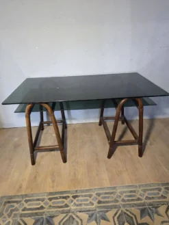 Bureau en rotin double plateau en verre fumé, années 70.