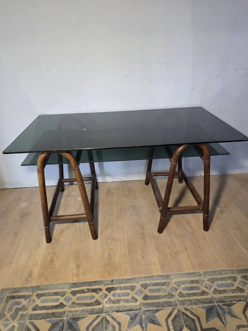Bureau en rotin double plateau en verre fumé, années 70.