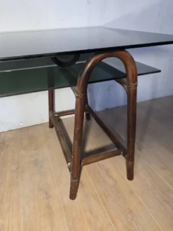 Bureau en rotin double plateau en verre fumé, années 70.