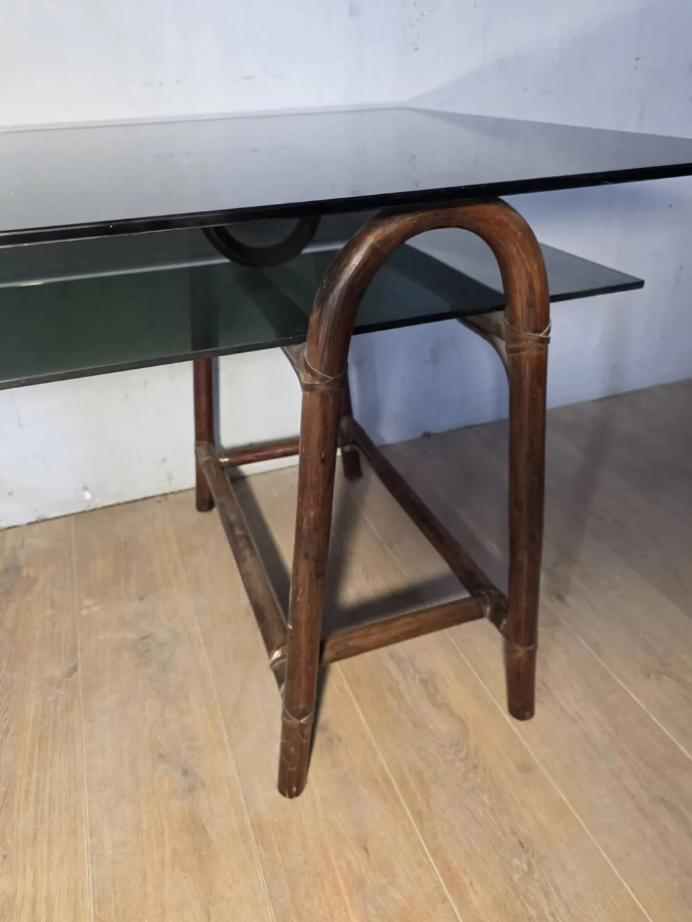 Bureau en rotin double plateau en verre fumé, années 70.