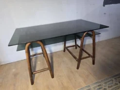 Bureau en rotin double plateau en verre fumé, années 70.