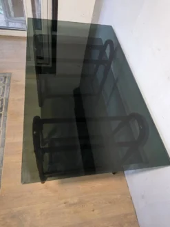 Bureau en rotin double plateau en verre fumé, années 70.