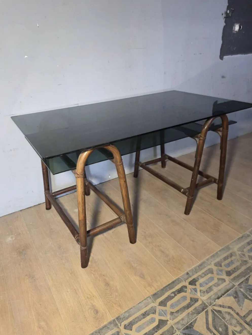 Bureau en rotin double plateau en verre fumé, années 70.