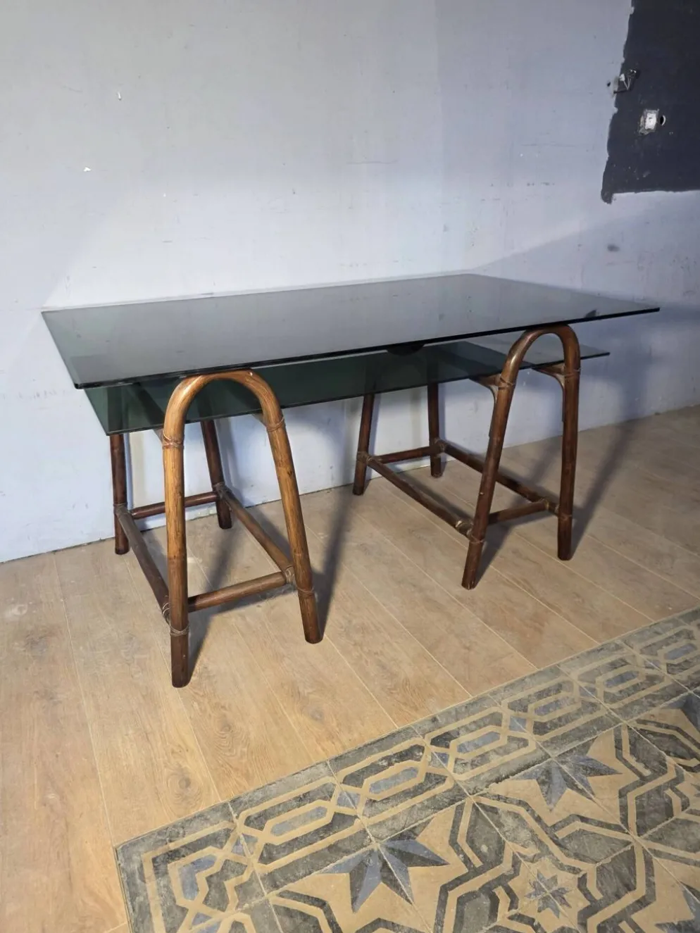 Bureau en rotin double plateau en verre fumé, années 70.