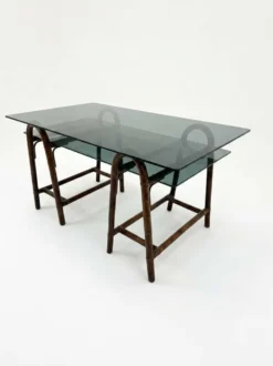 Bureau en rotin double plateau en verre fumé, années 70.