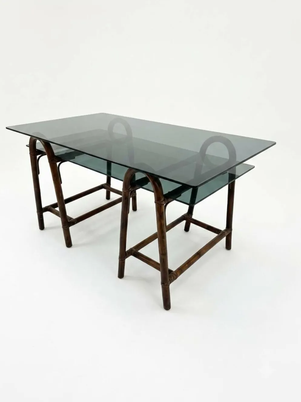 Bureau en rotin double plateau en verre fumé, années 70.