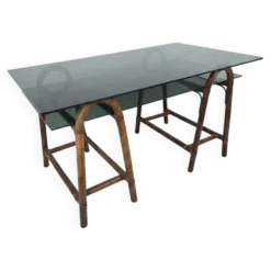 Bureau en rotin double plateau en verre fumé, années 70.