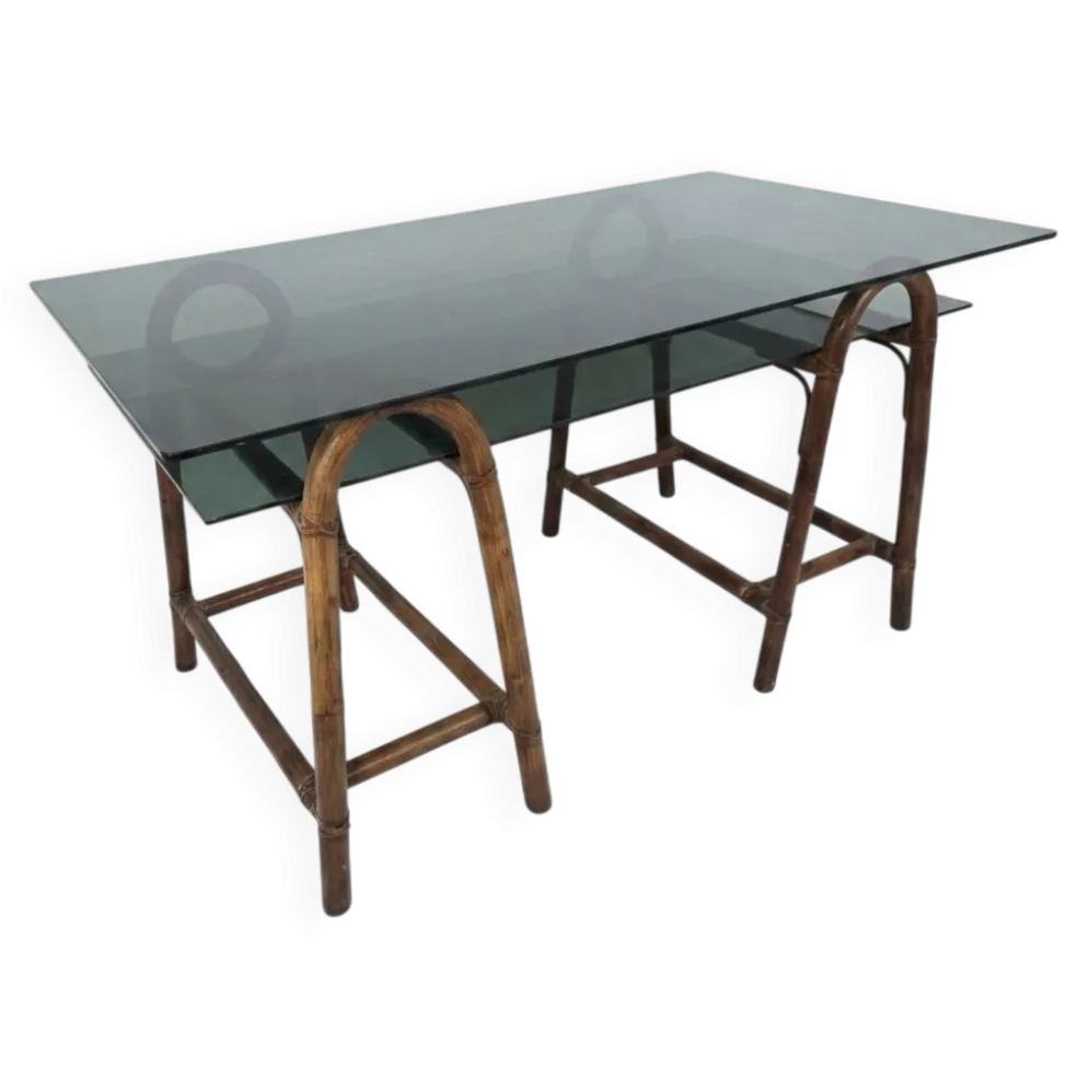 Bureau en rotin double plateau en verre fumé, années 70.
