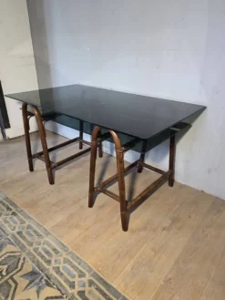 Bureau en rotin double plateau en verre fumé, années 70.