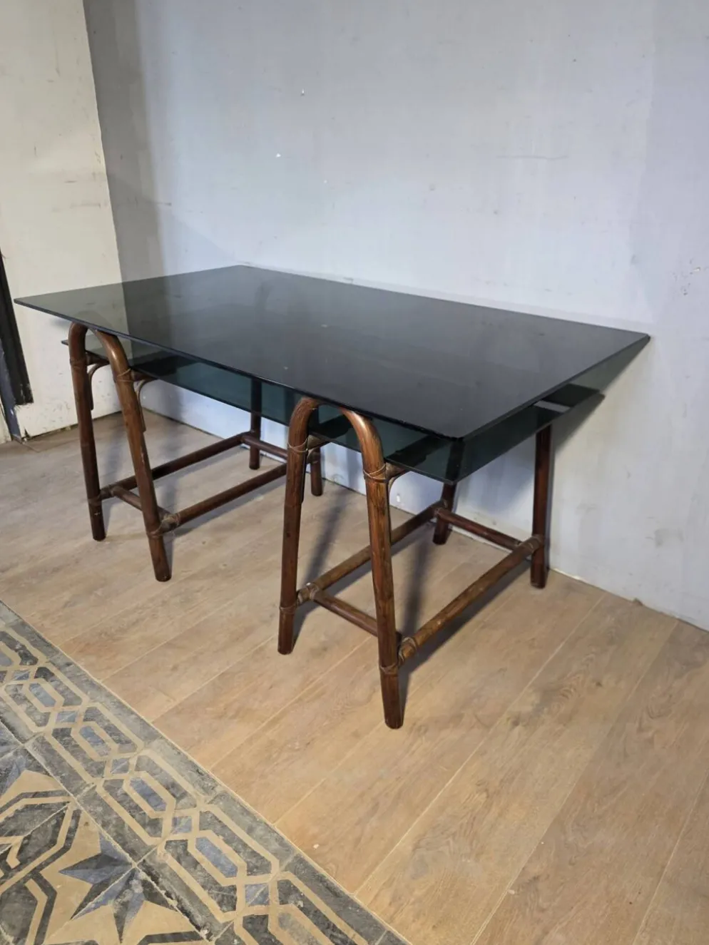 Bureau en rotin double plateau en verre fumé, années 70.