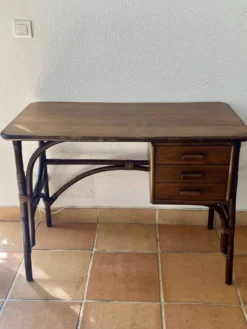Bureau en rotin trois tiroirs